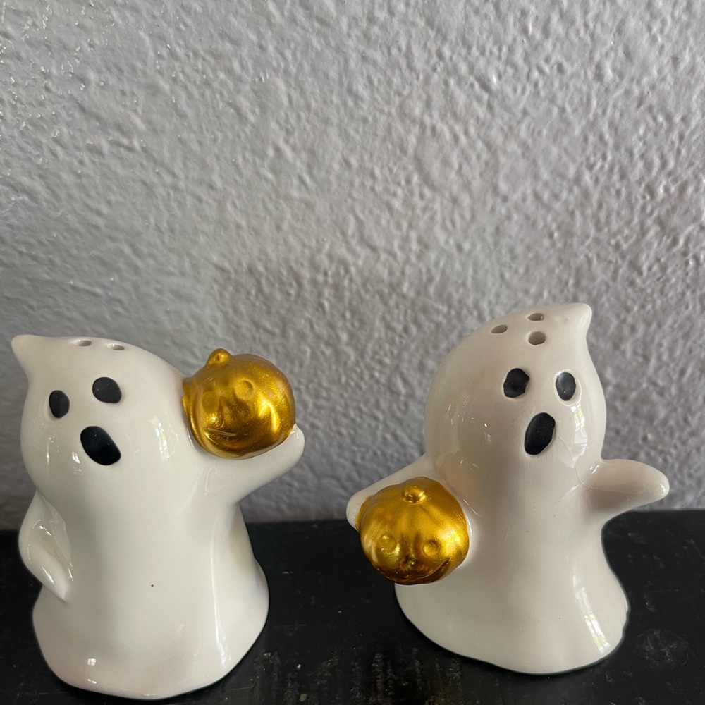 Ghost halloween ghost salt and pepper shakers